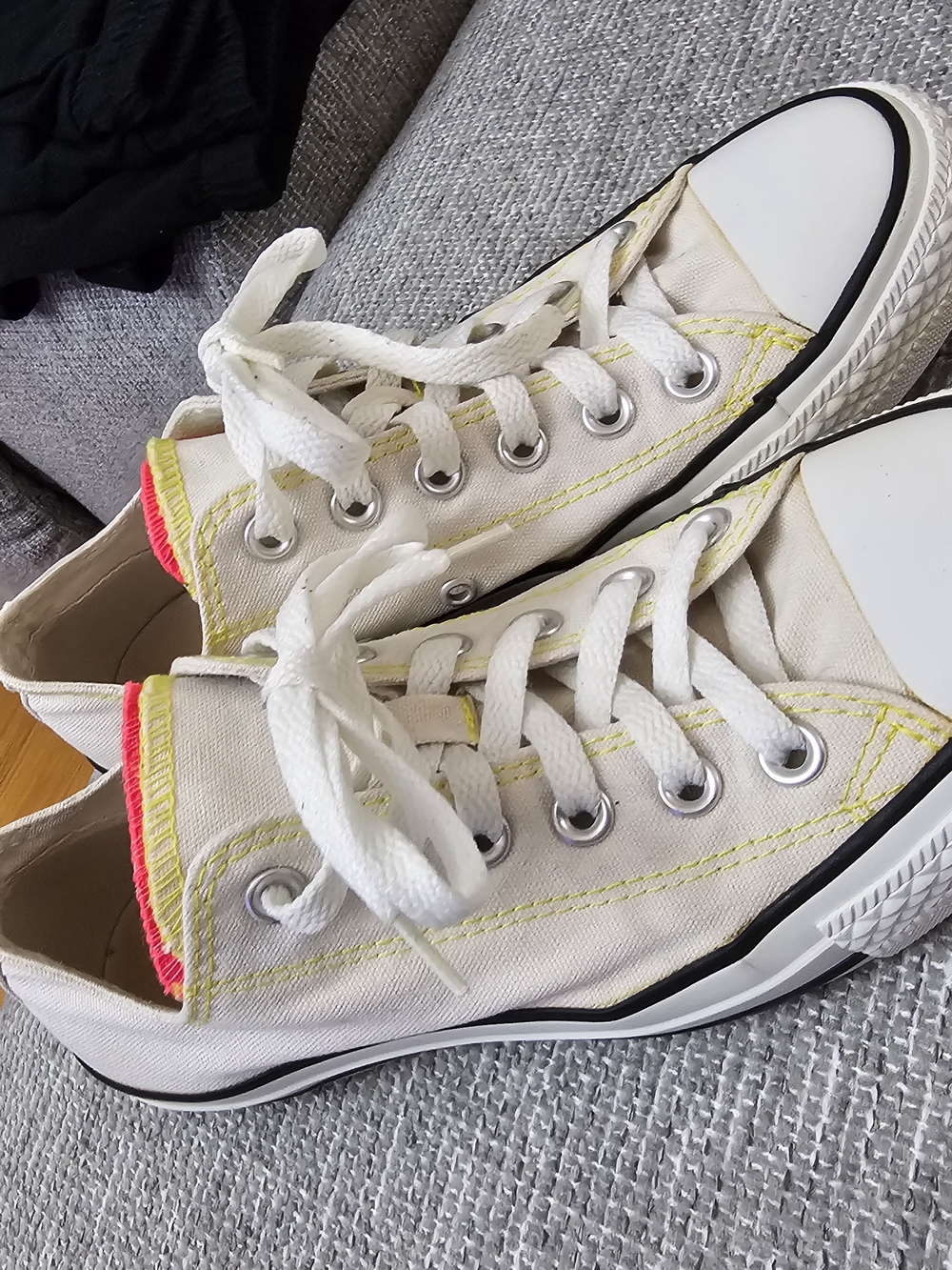 Converse Cream Canvas Low-Top Sneakers with Neon Pink Trim